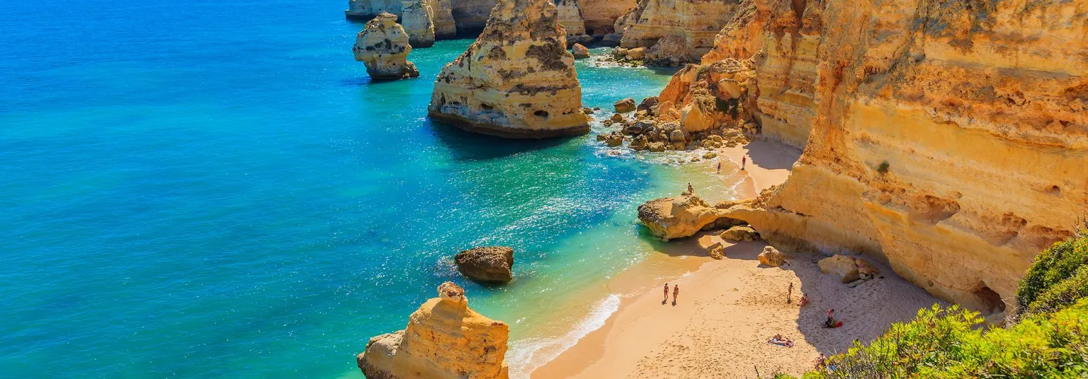 Uitzichtpunt over een rotsachtige baai in de Algarve in Portugal.